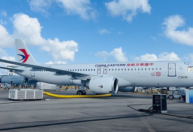 (SGP-Singapore)_China_Eastern_Airlines_Comac_C919-100ER_B-919A_@_Singapore_Airshow_2024-02-25_creative commons
