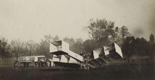 [Collection Jules Beau. Photographie sportive] : T. 33. Années 1906 et 1907 / Jules Beau : F. 15. [Les étapes de l'aviation. Nouveau triomphe de Santos-Dumont. 12 novembre 1906];