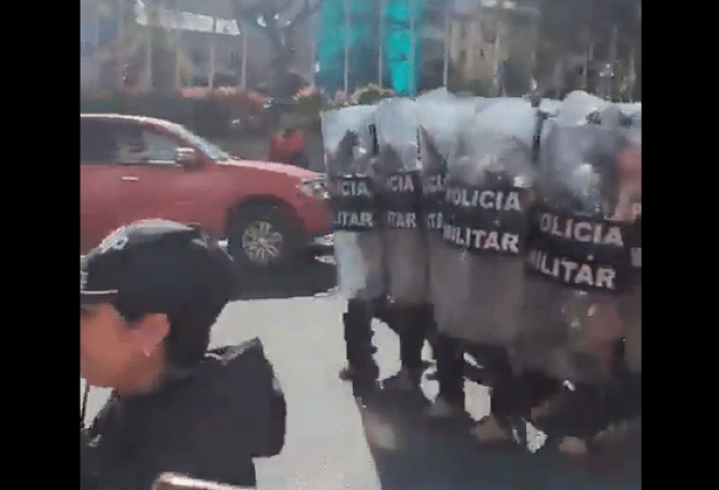 Militares durante a ocupação do centro de La Paz