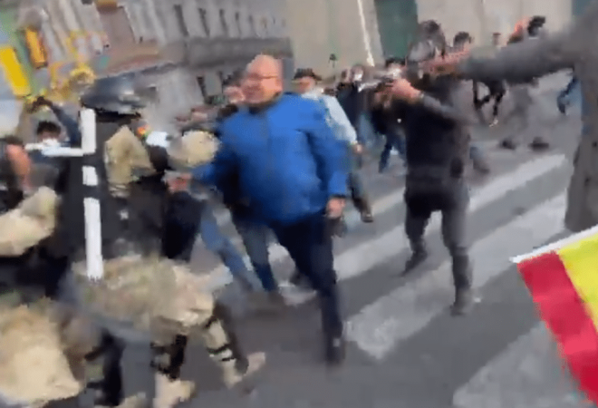 Manifestantes enfrentam militares na Plaza Murillo, em La Paz