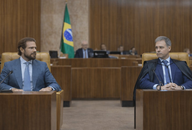 Sessão no tribunal com autoridades