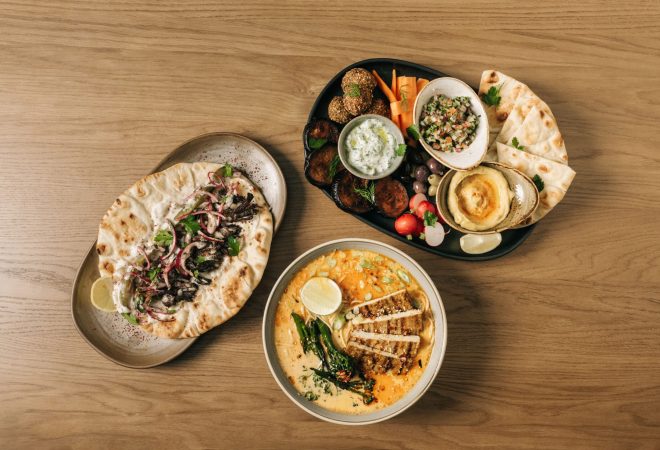 Shawarma de cogumelo ostra defumado, tigela de noodles com missô e tábua mediterrânea de mezze, receitas que passam a integrar temporariamente o menu dos hotéis.