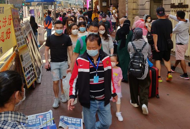 Moradores de Hong Kong usando máscaras contra o ocvid-19