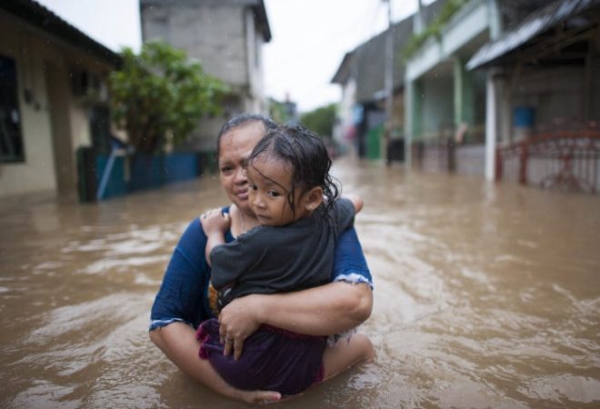 Banjir setinggi 50-150 centimeter menggenangi RW 4 Kelurahan Cipinang Melayu, Jakarta Timur, Senin (20/2). Banjir yang sempat surut pada Minggu (19/2) malam, kembali meninggi pada Senin pagi. Banjir tersebut disebabkan meluapnya Kali Sunter.Kompas/Hendra A Setyawan (HAS)
20-2-2017