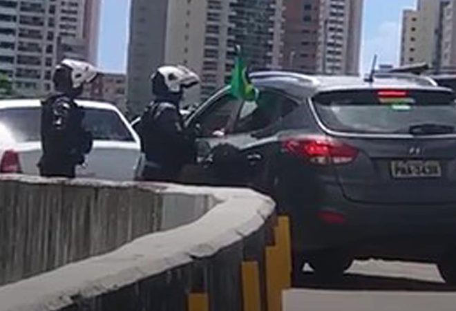 Polícia interrompe carreata contra isolamento social e 18 pessoas são conduzidas à delegacia em Fortaleza