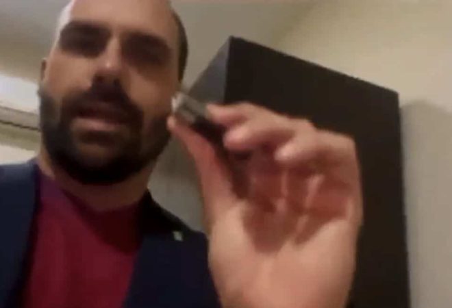 Vídeo-pen-drive-eduardo-bolsonaro