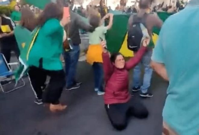 manifestação ajoelhada