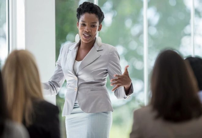 mulher negra companhia reunião empresa