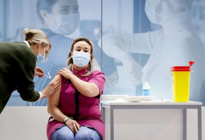 a-cuidadora-sanna-elkadiri-recebe-a-primeira-dose-da-vacina-pfizer-biontech-em-veghel-sul-da-holanda_232726_