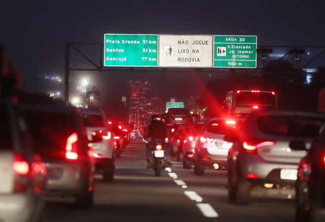 a-noite-a-rodovia-dos-imigrantes-ainda-tem-23-km-de-congestionamento-no-sentido-litoral-1599272034289_v2_1920x1279 (1)