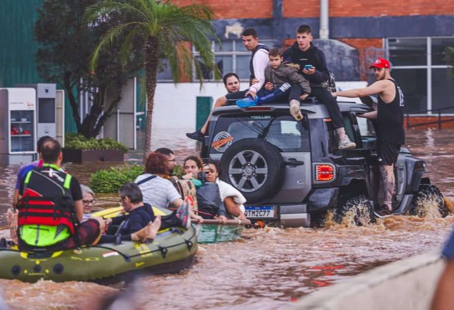 Resgate de famílias em Porto Alegre