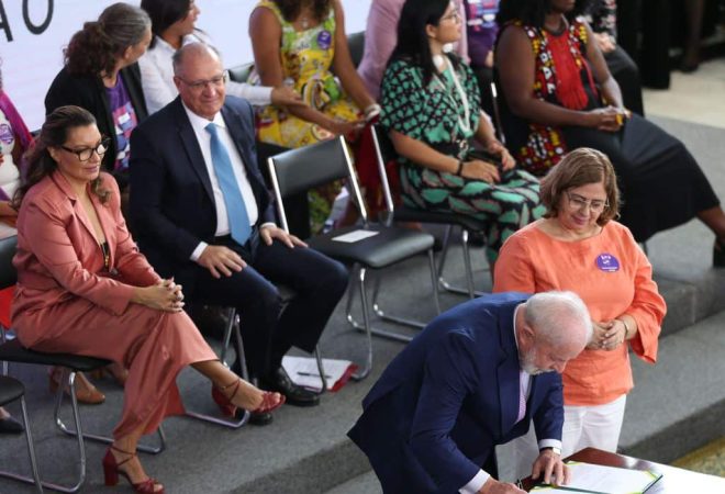 O presidente Luiz Inácio Lula da Silva,  acompanhado da peimeira-dama Janja Lula da Silva, da ministra das Mulheres, Cida Gonçalves e de outras ministras, anuncia ações no Dia Internacional das Mulheres