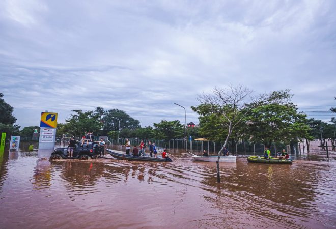Resgate de famílias em Porto Alegre