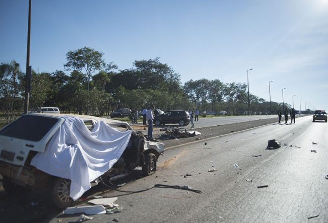 BRASÍLIA, DF, BRASIL,  26-06-2014, 08h30: Acidente envolvendo dois carros no Eixão Sul, em Brasília, deixou 4 feridos e uma vítima fatal.  (Foto: Marcelo Camargo/Agência Brasil)