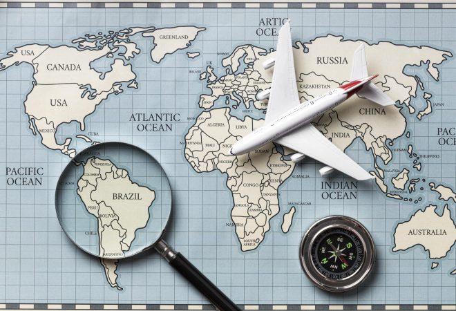 acima-vista-mapa-de-viagem-e-aviao