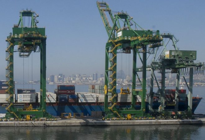 Atracação de navios no Caís do Porto do Rio de Janeiro, guindaste, container.