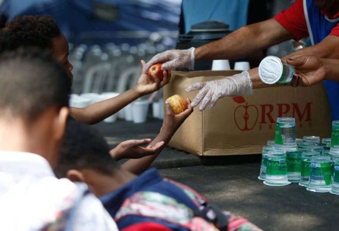 São Paulo SP, 21/09/2023,  Operação Altas Temperaturas, da prefeitura de São Paulo, na Praca da Republica, distribui agua e frutas para pessoas em situação de vulnerabilidade para amenizar o impacto do calor previsto para os próximos dias.
Foto Paulo Pinto/Agência Brasil