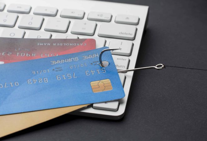 alto-angulo-do-teclado-com-cartoes-de-credito-e-gancho-para-phishing