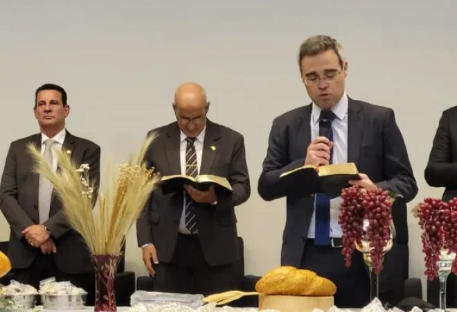 andre-mendonca-prega-culto-600x400