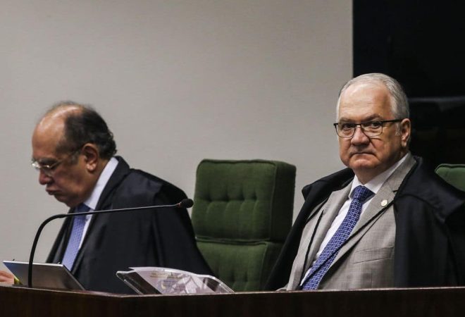 Os ministros Gilmar Mendes e Edson Fachin durante sessão na Segunda Turma do Supremo Tribunal Federal (STF), para o julgamento de mais um pedido de liberdade para o ex-presidente Luiz Inácio Lula da Silva.