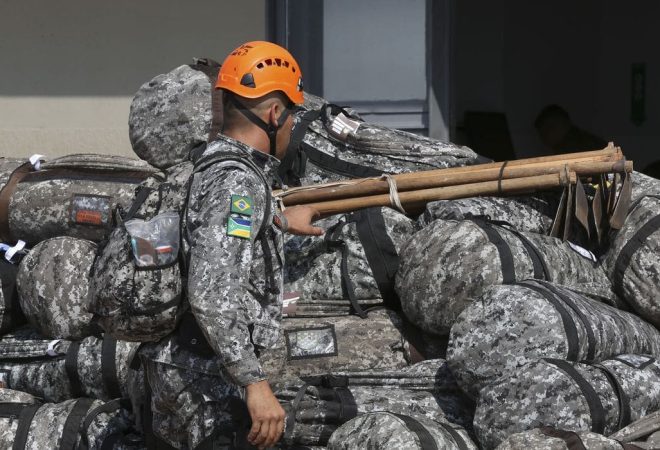Equipes da Força Nacional, que ajudarão no combate ao incêndio na Amazônia, embarcam na  Base Aérea de Brasília
