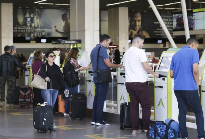 Representantes do Procon, Prodecon, MPDFT e OAB-DF participam da Blitz Nacional dos Aeroportos para fiscalizar a cobrança da franquia de bagagem, no Aeroporto Internacional de Brasília.