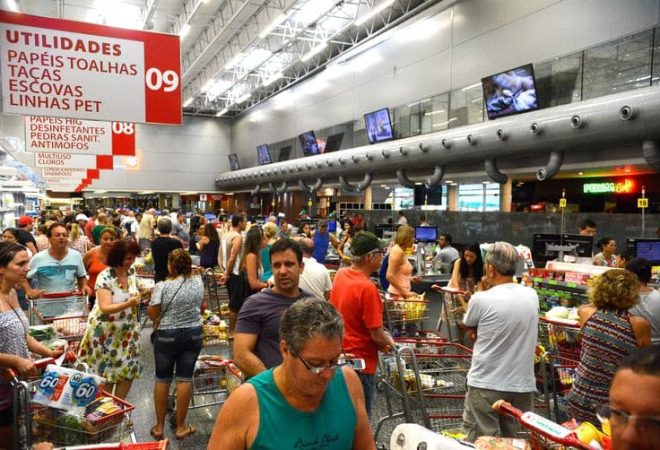 Vitória (ES) - Supermercados lotados e com filas nos caixas e na entrada funcionam em horário reduzido. (Tânia Rêgo/Agência Brasil)