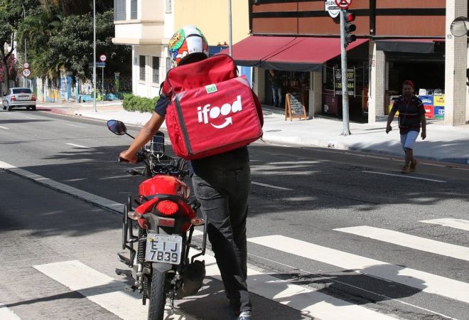 Pedestre usa máscara de proteção contra covid-19  na rua da Consolaçao