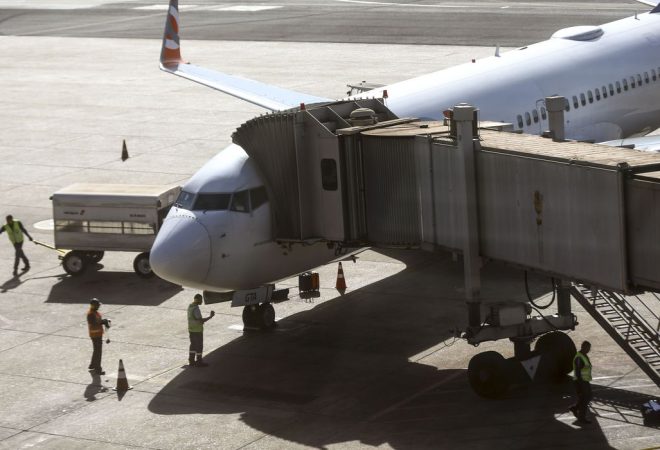 Movimentação de aviões comerciais no aeroporto de Brasília.