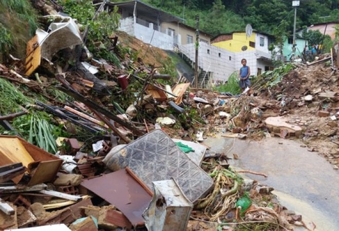 Recife - Deslizamentos causados pela chuva na região metropolitana do Recife. Duas mulheres e uma criança da mesma família ficaram soterradas no bairro de Águas Compridas, em Olinda (Sumaia Villela/Agência Brasil)