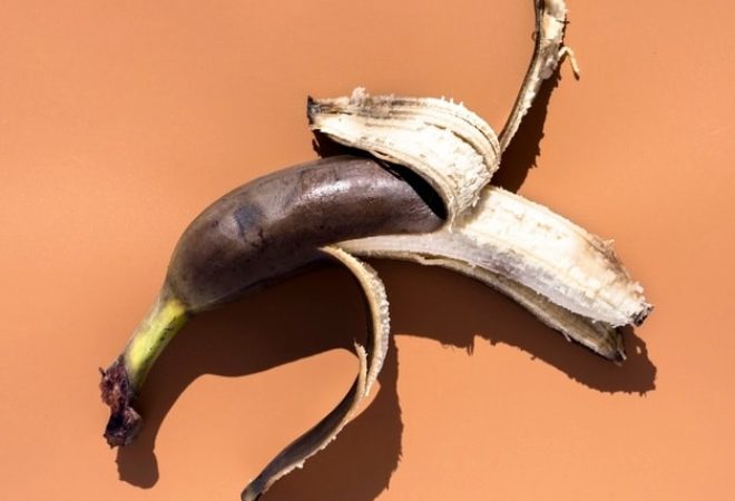 banana-madura-descascada-em-close_23-2148666761