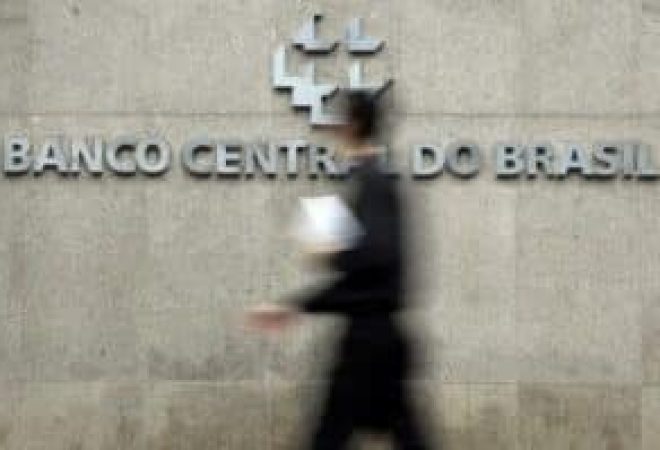 Homem passa por sede do Banco Central, em Brasília
15/01/2014
REUTERS/Ueslei Marcelino
