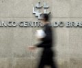 Homem passa por sede do Banco Central, em Brasília 
15/01/2014 
REUTERS/Ueslei Marcelino