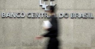Homem passa por sede do Banco Central, em Brasília
15/01/2014
REUTERS/Ueslei Marcelino