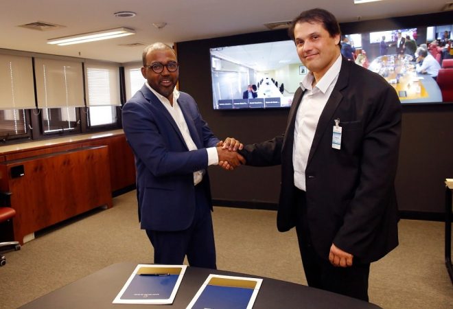 Ailton de Aquino Santos, Diretor de Fiscalização do BC, e João Accioly, Presidente Interino da CVM assinam acordo de cooperação