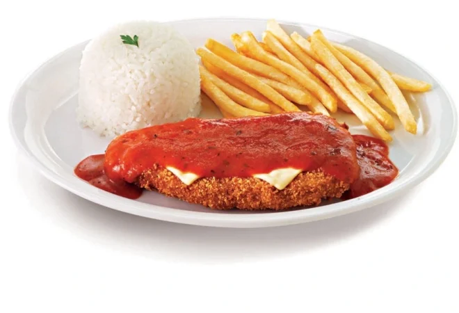 bife-a-parmiggiana-com-molho-de-tomate-e-queijo-arroz-e-fritas-do-giraffas-divulgacao