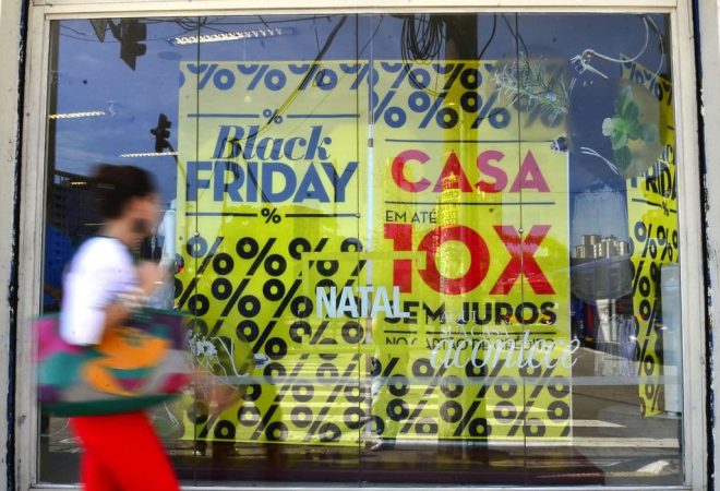 São Paulo - Movimento no comércio da rua Teodoro Sampaio, em Pinheiros, durante o Black Friday (Rovena Rosa/Agência Brasil)