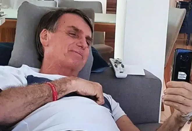 bolsonaro-celular-whatsapp-instagram-1024x614