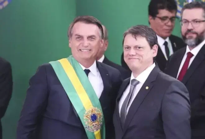 bolsonaro-e-tarcisio-se-abracem-_1_44442