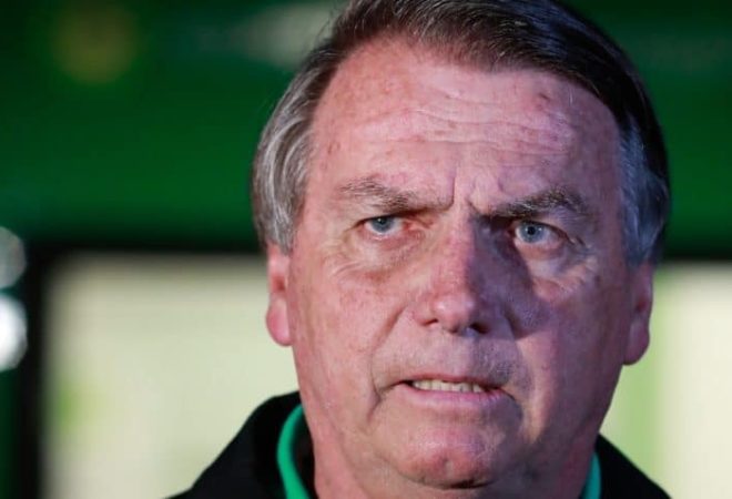 Ex-pres. Jair Bolsonaro saindo no aeroporto de Brasiíla durante entrevista coletiva.| Sérgio Lima/Poder360 29.jun.2023