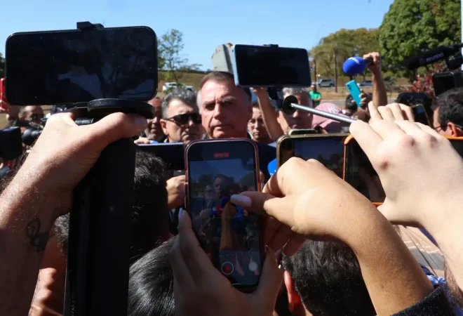 bolsonaro na porta da PF