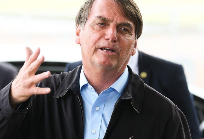 Presidente Jair Bolsonaro fala à imprensa  ao chegar no Palácio da Alvorada