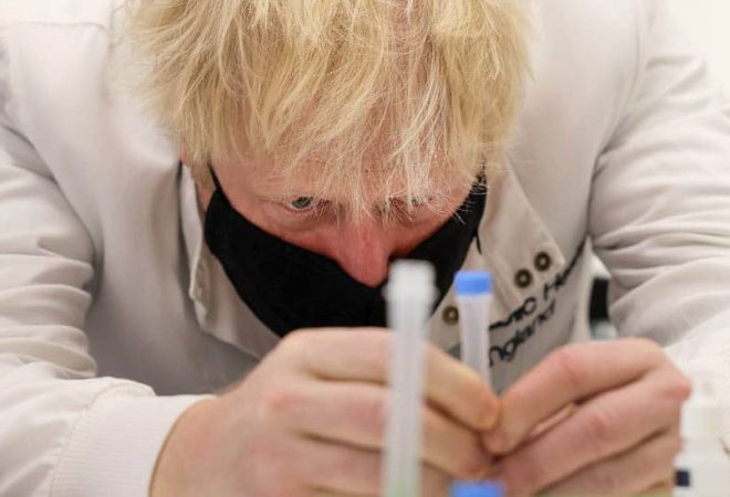 27/11/2020. Londres, Reino Unido. O primeiro-ministro Boris Johnson visita os laboratórios de Porton Down da Saúde Pública da Inglaterra para ver cientistas trabalhando em testes COVID. 10 Downing Street. Foto de Pippa Fowles / No 10 Downing Street.