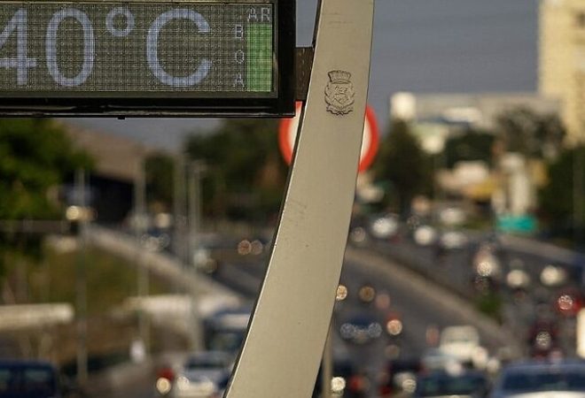 View of a street thermometer marking 40 degrees Celsius (104 F) in Sao Paulo city, Brazil on November 13, 2023. Much of Brazil is plunged into a heat wave in the middle of spring, with the highest temperatures of the year in Rio de Janeiro and Sao Paulo, officials said. (Photo by Miguel SCHINCARIOL / AFP)