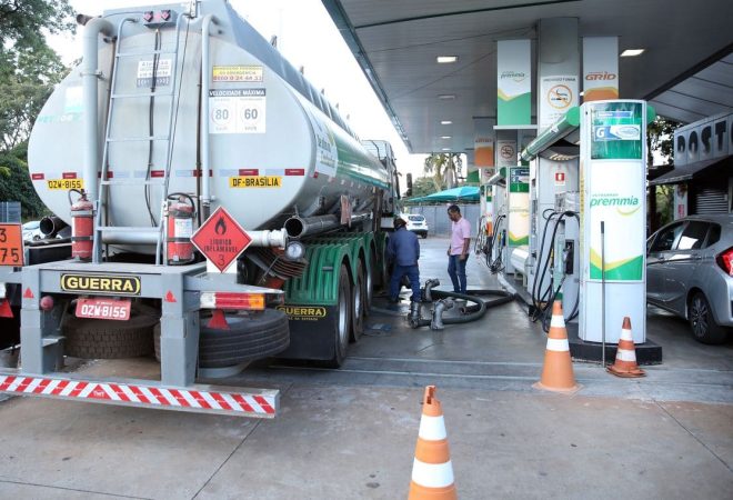 Caminhão-tanque abastece posto de combustivel no Plano Piloto, região central da capital