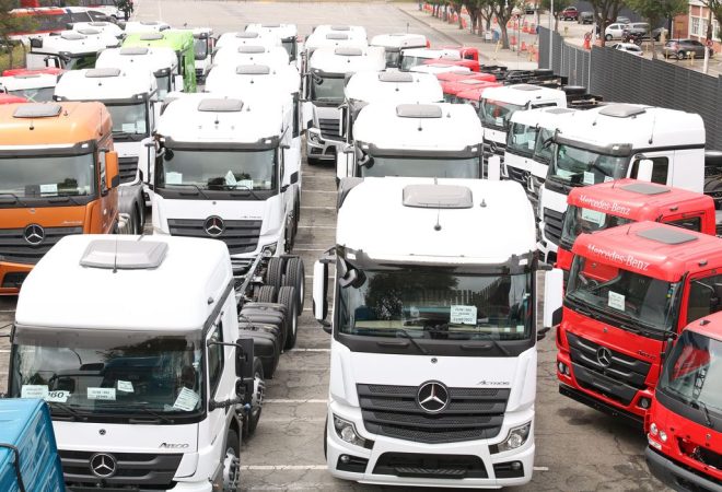 Caminhões no pátio da Mercedes-Benz do Brasil em São Bernardo do Campo.