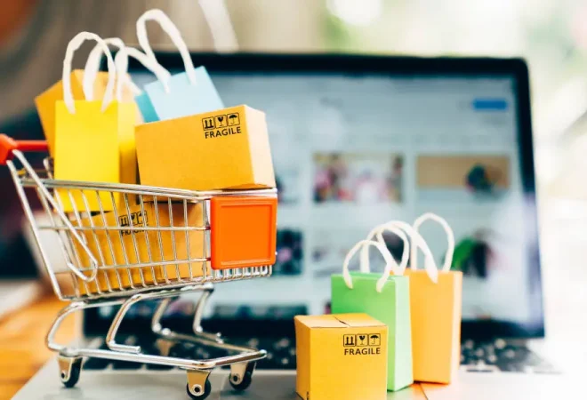 carrinho-de-compras-em-frente-a-um-computado-e-commerce-freepik-2021-digital-money-informe