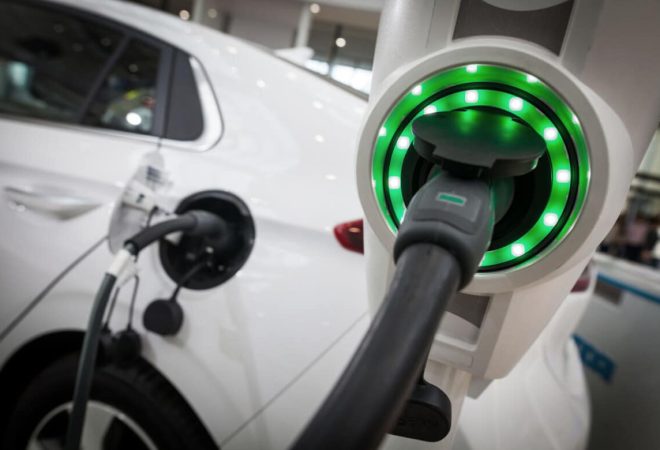carro-eletrico-carregando-tomada