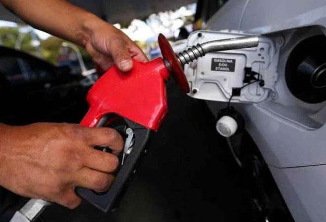 carro-sendo-abastecido-em-posto-de-gasolina_0