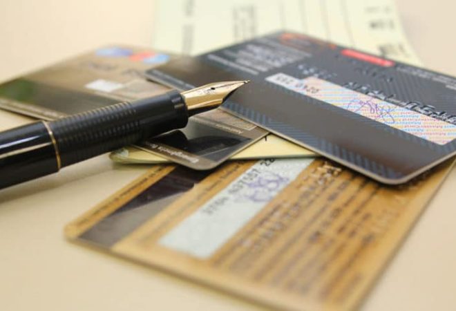 Cartões, dinheiro e cheques. Foto: Marcos Santos/USP Imagens